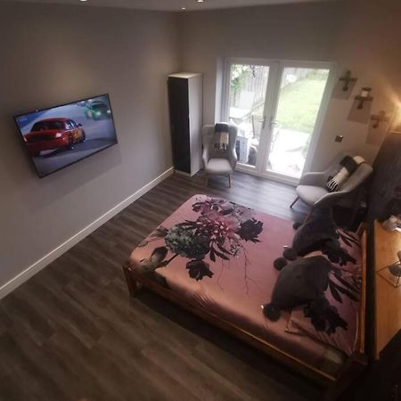 Beautiful Masons Hideaway Studio Apartment Bridgend  Extérieur photo