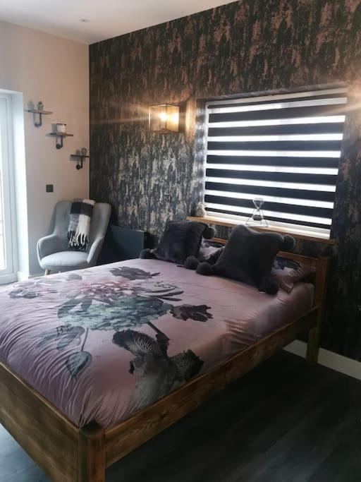 Beautiful Masons Hideaway Studio Apartment Bridgend  Extérieur photo