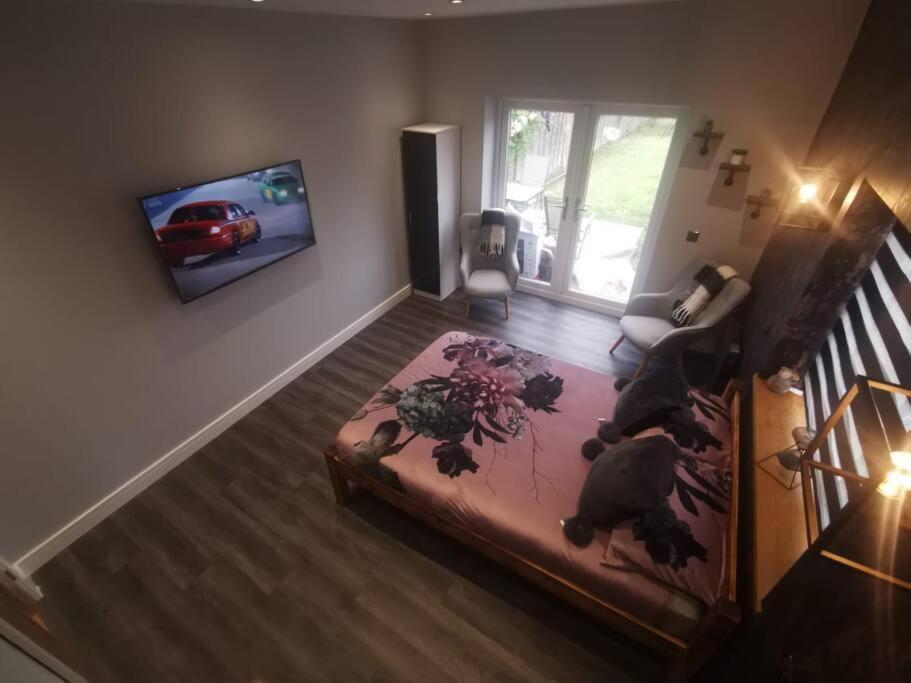 Beautiful Masons Hideaway Studio Apartment Bridgend  Extérieur photo